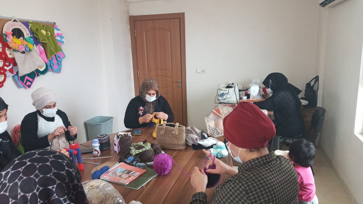 İlçelerimizde kurduğumuz Aile Destek Merkezlerimizle hem üreten kadınlara destek oluyor hem de Şanlıurfa'nın maharetli ellerine kişisel gelişim fırsatı sunuyoruz.

📍Hilvan Kadın Destek Merkezi El Sanatları Kursu
