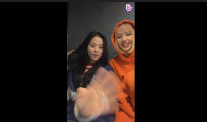 intolalisa_m's tweet photo. LISA AND JISOO ON VLIVE OMG https://t.co/dfUx54BUtO
