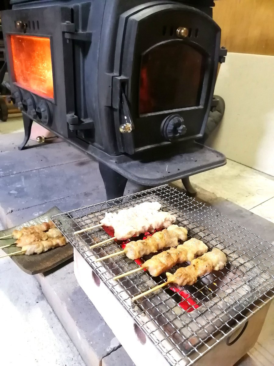 工房の薪ストーブのおきで焼き鳥。時短にあまりなってないなー