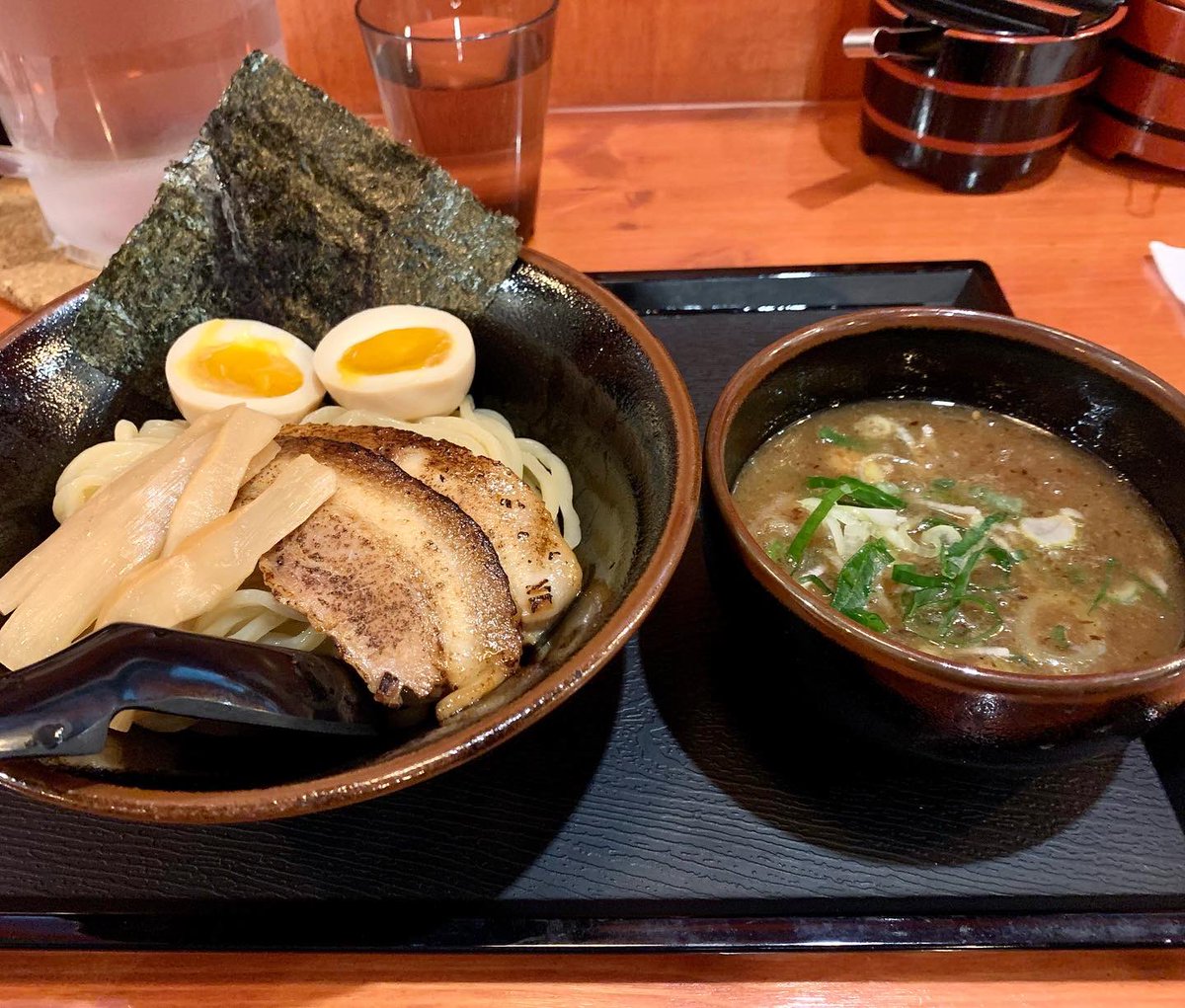 気になっていたラーメン店に立ち寄ってみた🍜 ソウルで日本式つけ麺食べるのは、初めてかも。 極太麺と魚介系スープがよく合い、結構美味しかった😋 単純なので、これであと1年くらい帰国せずとも生きて