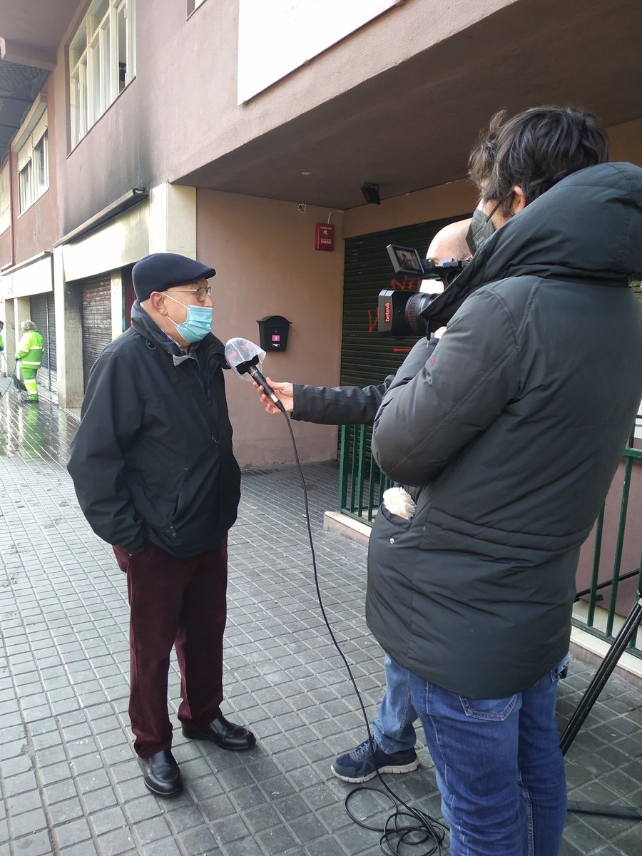 Hem estat aquest matí parlant amb el veïnat i comerciants de la botiga #monanimal que ha patit un incendi la nit passada a Rambla Badal. Els hem mostrat el nostre suport per les conseqüències que encara estan patint.