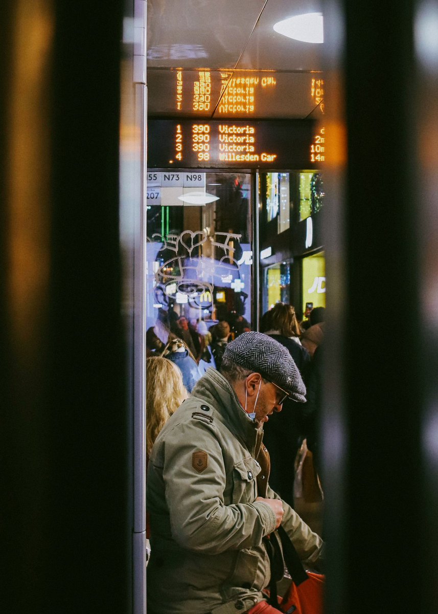 snapsbysujoy's tweet photo. Waiting for the bus..
#streetphotography #london #londonbynight #humansoflondon
#photooftheday https://t.co/hnCNI85xgj