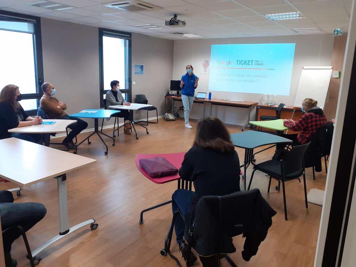 [🔴DIRECT] #SemaineDesMetiersDuNumerique 
Le #Van #Google aujourd'hui @polemploiseynod. Une opportunité pour découvrir ses talents et mieux connaître les réseaux sociaux
Merci Florence, Leslie, Céline, Axelle, Christine et Mohamed 
#Jesuisremarquable
#numerique @poleemploi_ara
