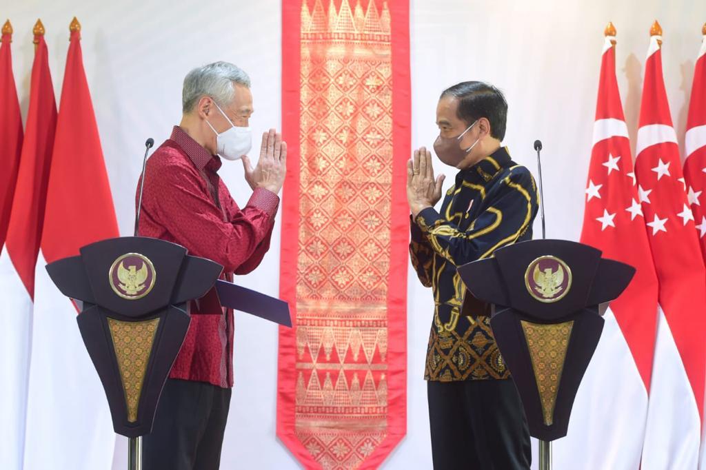 jokowi's tweet photo. Saya menyambut baik tercapainya sejumlah kesepakatan di bidang politik, hukum, dan keamanan antara Indonesia dengan Singapura dalam pertemuan di Bintan, hari ini. 

Di antaranya, kesepakatan terkait Perjanjian Ekstradisi dan Persetujuan Flight Information Region (FIR). https://t.co/W777rxC7VG