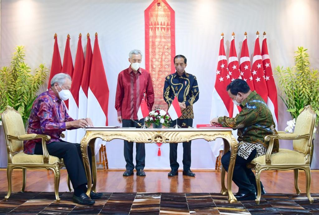 jokowi's tweet photo. Dalam Perjanjian Ekstradisi yang baru ini, masa retroaktif diperpanjang dari semula 15 tahun menjadi 18 tahun sesuai dengan Pasal 78 KUHP. https://t.co/ssuOSp8wsj