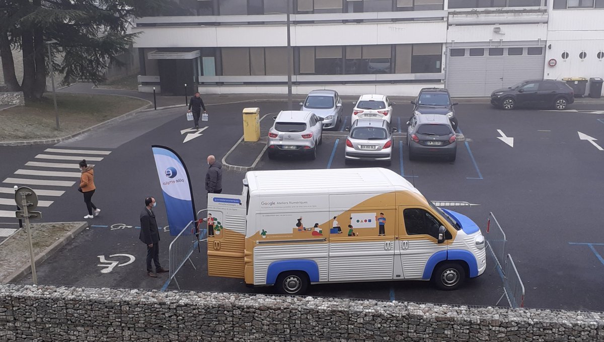 gruffy_cl's tweet photo. [🔴DIRECT] #SemaineDesMetiersDuNumerique 
Le #Van #Google aujourd'hui @polemploiseynod. Une opportunité pour découvrir ses talents et mieux connaître les réseaux sociaux
Merci Florence, Leslie, Céline, Axelle, Christine et Mohamed 
#Jesuisremarquable
#numerique @poleemploi_ara https://t.co/i1D9aG4nLj