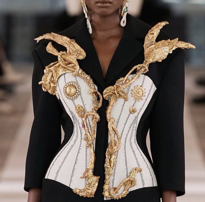 badestoutfit's tweet image. schiaparelli details