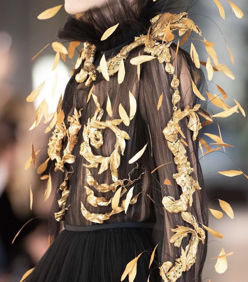 badestoutfit's tweet image. schiaparelli details