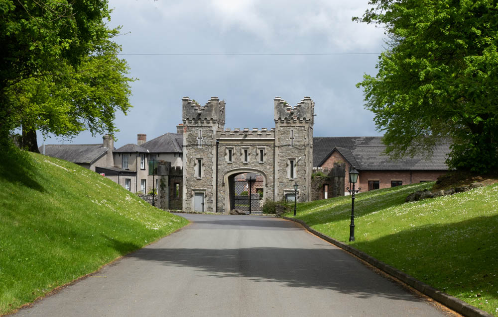 Bellingh4m's tweet photo. The Stone Tower is a historic building located at the entrance of Bellingham Castle.
Once you pass the Stone Tower, you drive through the Castle gates, up the private tree-flanked driveway to the castle.
#castlegates #irishcastle #castlefeatures #stonetower #discoverbellingham https://t.co/dmoV5BxiCZ