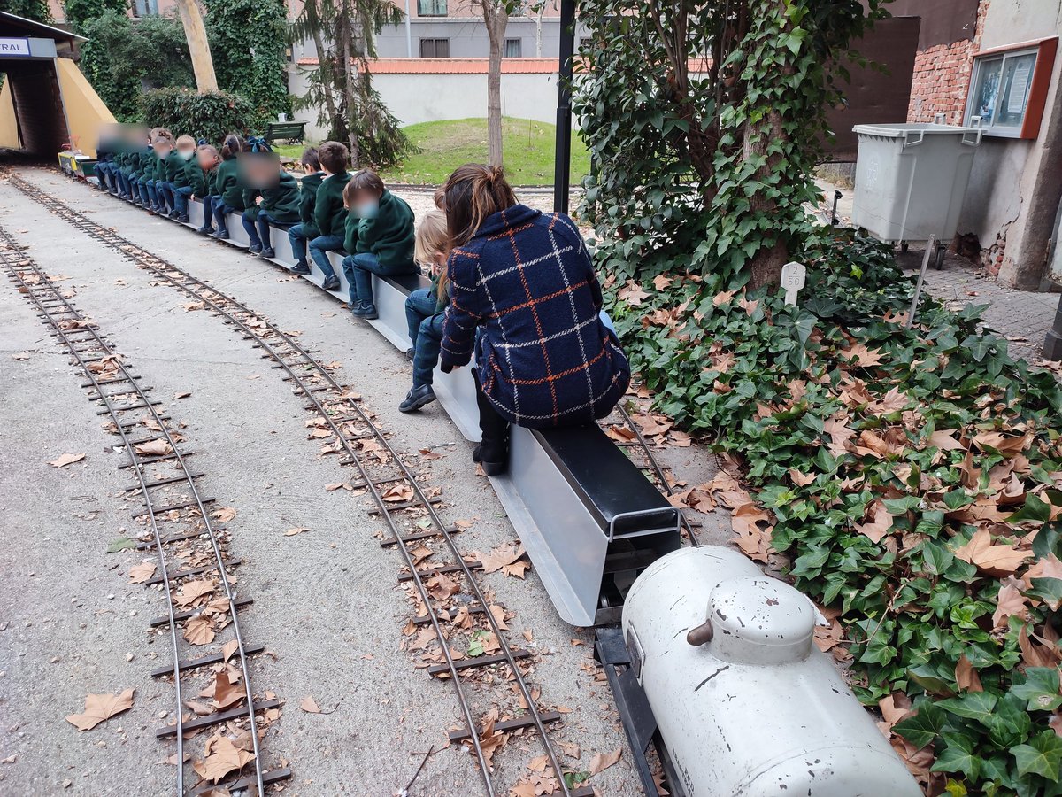 fcdcimaf's tweet photo. ¡Esta mañana nos ha visitado un cole de Madrid! 60 niños han disfrutado de un entretenido paseo por el Ferrocarril de las Delicias, una actividad adicional a las aperturas habituales que hacemos en coordinación con el @M_Ferrocarril. Más info en https://t.co/7i6bbeTT51 https://t.co/qy4gWBPLGJ