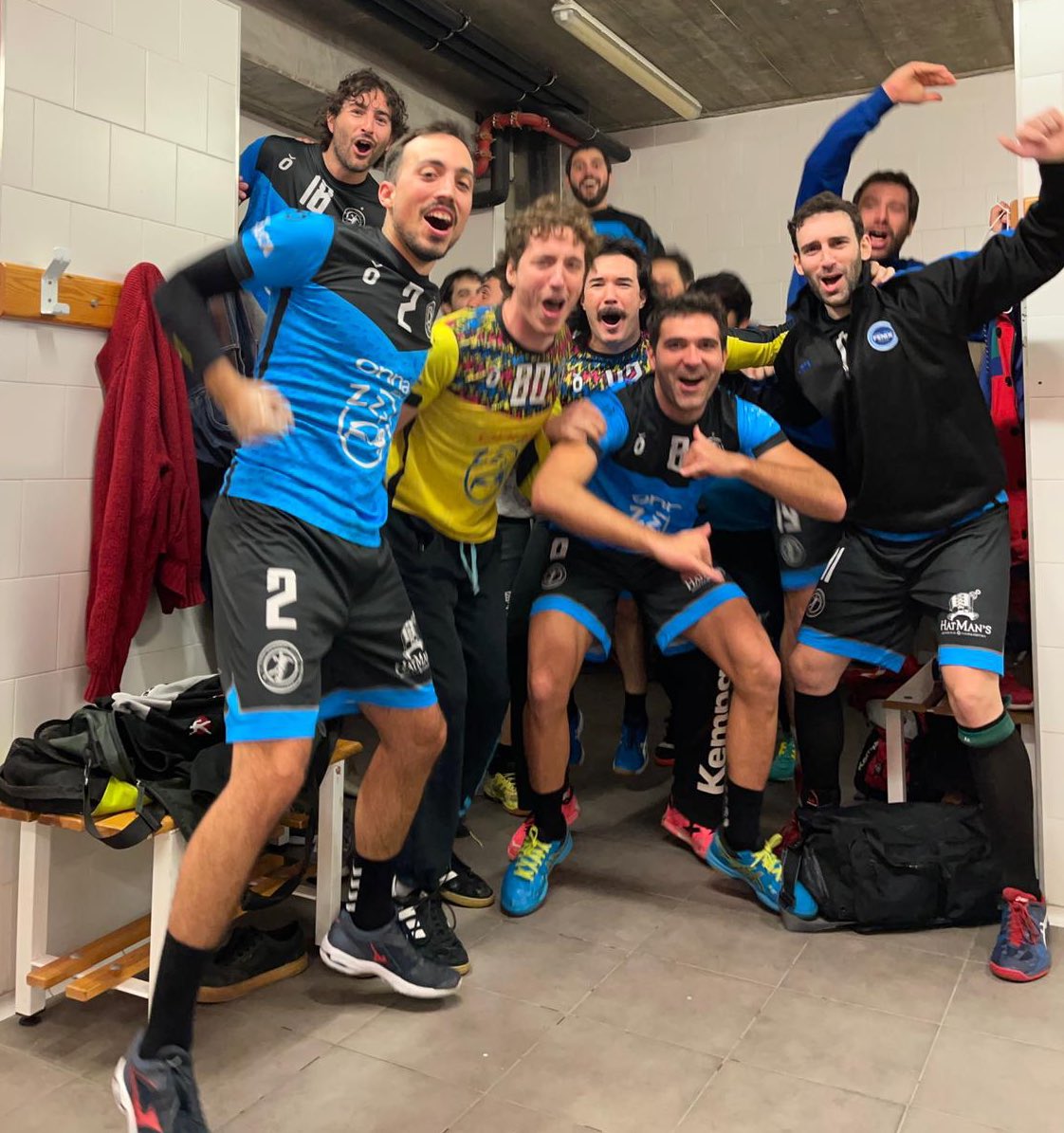 BlancsiBlausBMG's tweet photo. 🤾🏿‍♂️ FINAL DEL PARTIT 
📊 @epiahandbol 27 - 26 @HandbolEsportiu A
🏆 J.13 #2aCatH 1a Fase - GrupB

Tot i un bon inici acabem la 1a part empatant a 13. Després d’un parcial negatiu, canvi de xipa i remuntada d’un partit que semblava perdut 🧹

#MakePiaGreatAgain
#BastantaMàgia💫
#LD https://t.co/uZroCEHiFQ
