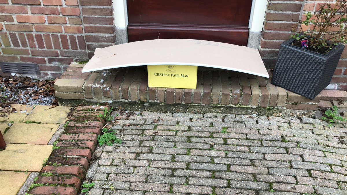 nicosmiet's tweet photo. Hey @PostNL Zo lever je toch geen pakket af? Voor de deur afgedekt met een gipsplaat gevonden bij thuiskomst! #onhandig #bezorging bij de buren bij afwezigheid! https://t.co/g1Fhqe6WuV