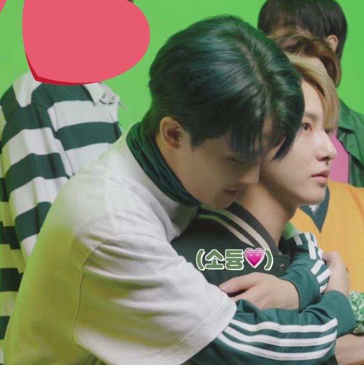 orangepeachie's tweet photo. As always "Love on Top" be markren anthem 🤣

#맠런 #MarkRen https://t.co/owGz9Ffhg6