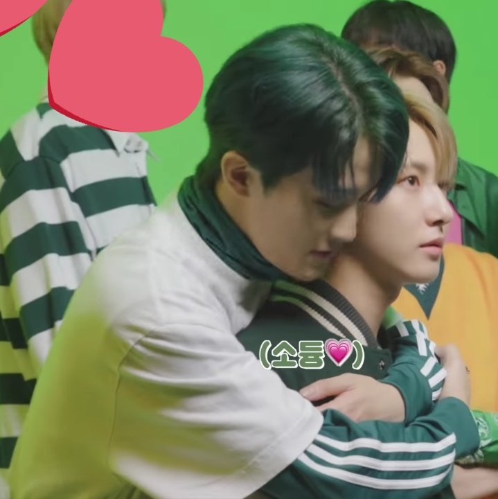 orangepeachie's tweet photo. As always "Love on Top" be markren anthem 🤣

#맠런 #MarkRen https://t.co/owGz9Ffhg6