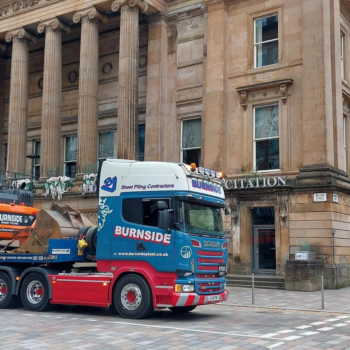 Ianorr19's tweet photo. Great pictures of our volvo220E and HGV, installing sheet piles for a customer in Glasgow City Centre. https://t.co/E79Hx6neFC
