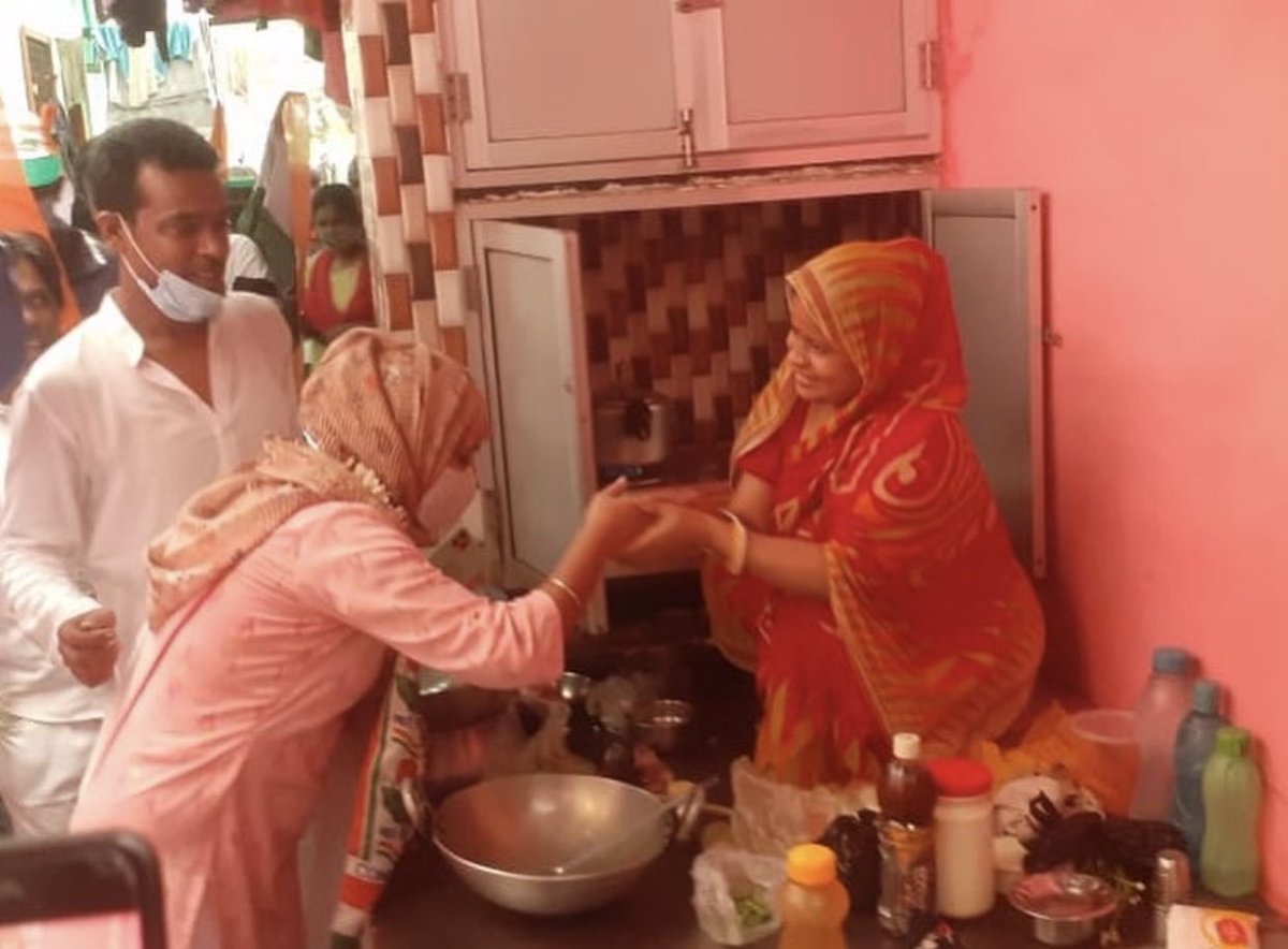 AamnaKhanam1's tweet photo. राजनीति का असली मतलब सेवा होता है  @Aa_Rahi_Congres @Upelection2022 @RahulGandhi @priyankagandhi @PrashantSpeech @real_sanvi_ @Vipin_Singh0009 @Akhiles79141264 @Advocate0786 https://t.co/MjMtZIA1v3