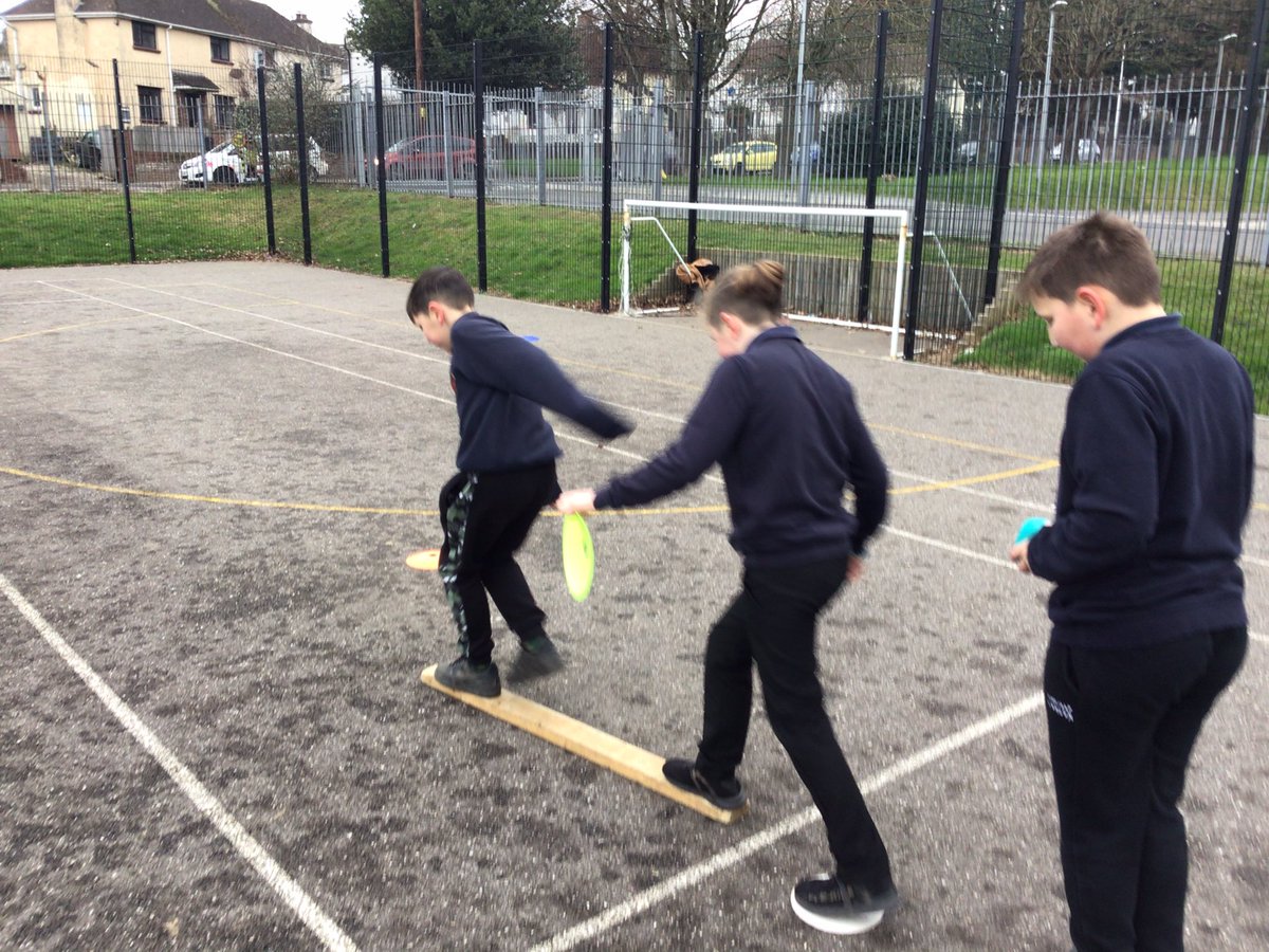 ysgolyddraig's tweet photo. #YYDcaerffili working together to locate our way across the yard without touching the floor #YYDteamwork https://t.co/PgqLYGgAoS