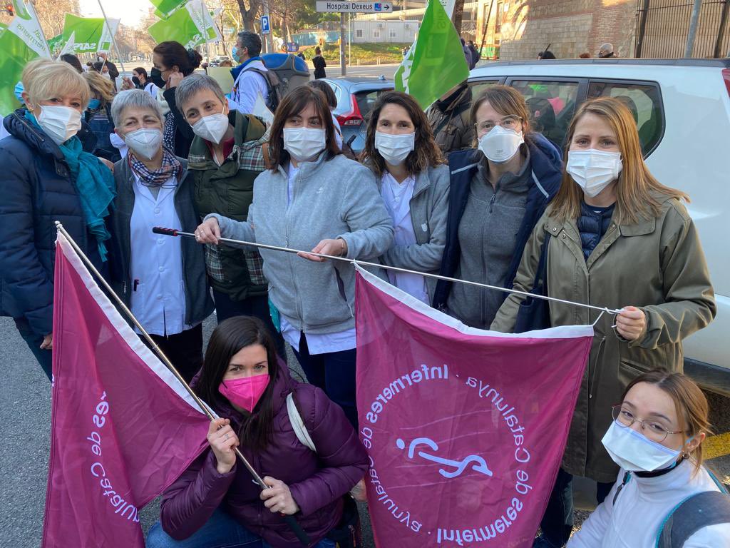 CatInfermeres's tweet photo. Avui hem estat a la concentració davant el @salutcat per dir ben alt que Ja n'hi ha prou! Les #infermerss i els professionals de la salut estem al límit, a més del maltracte continuat que patim per part de les institucions tant a nivell laboral com professional. https://t.co/zNPJcDjcHo
