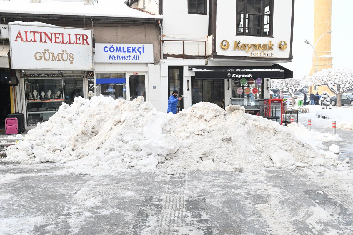 crmbelediyesi's tweet photo. Şehir içerisinde toplanan karlar Çomar Barajı'na taşınıyor.

https://t.co/WzWgBaoTTl https://t.co/rRgrN9wt3C