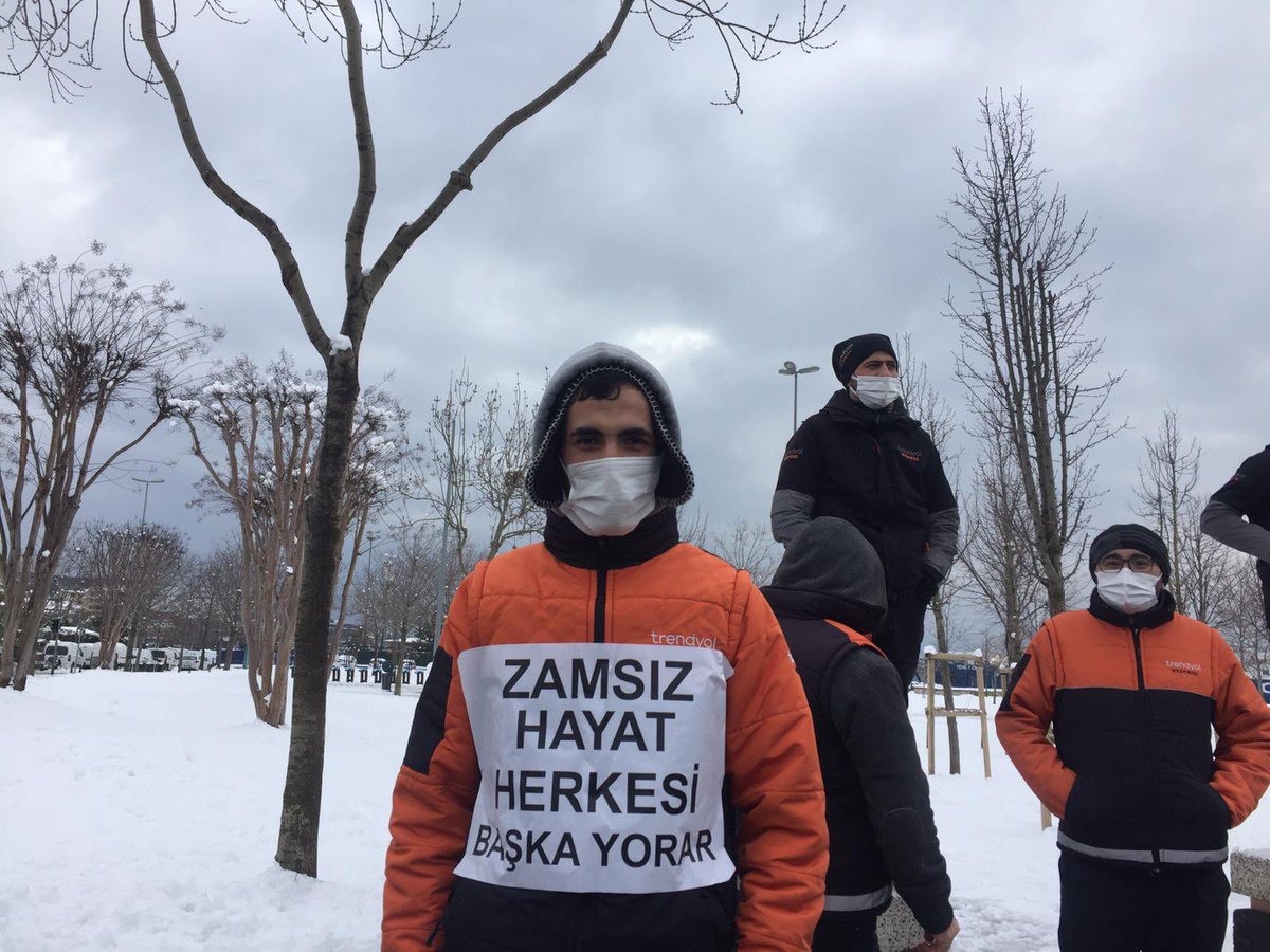 komiteler's tweet photo. 🪧 “Zamsız hayat herkesi başka yorar!”

Trendyol emek��ileri %11 sefalet zammına karşı bugün birçok ilde kontak kapattı, meydanlarda buluştu. Hakları için ayağa kalkan Trendyol emekçilerinin yanındayız!

#TrendyolKuryeZam
@trendyolcalisan https://t.co/xo21a3vMQ7