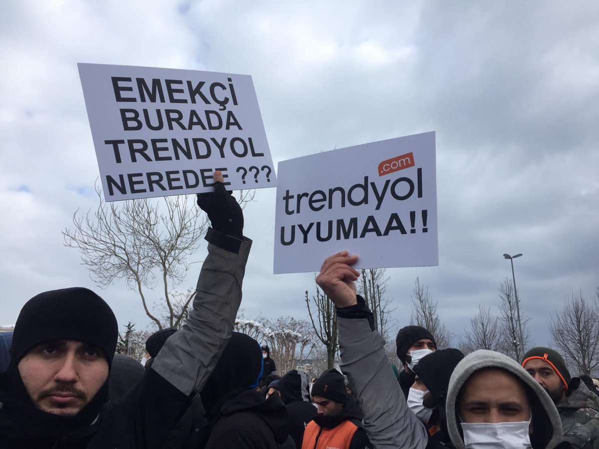 komiteler's tweet photo. 🪧 “Zamsız hayat herkesi başka yorar!”

Trendyol emek��ileri %11 sefalet zammına karşı bugün birçok ilde kontak kapattı, meydanlarda buluştu. Hakları için ayağa kalkan Trendyol emekçilerinin yanındayız!

#TrendyolKuryeZam
@trendyolcalisan https://t.co/xo21a3vMQ7