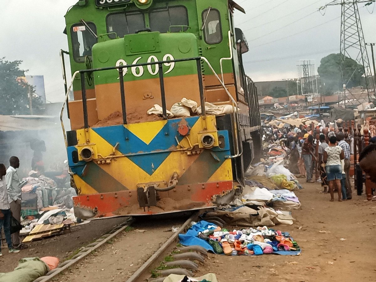 sussiekats's tweet photo. Banange let's get off the railway line. Stop encroachment for the benefit of Ugandans.@RailwaysUganda @MoWT_Uganda @GenWamala @UgandaRoadFund @HonByamukama @HonEchweru @AgamaMartha @ChineseEmb_Uga https://t.co/RktD1pwm4y