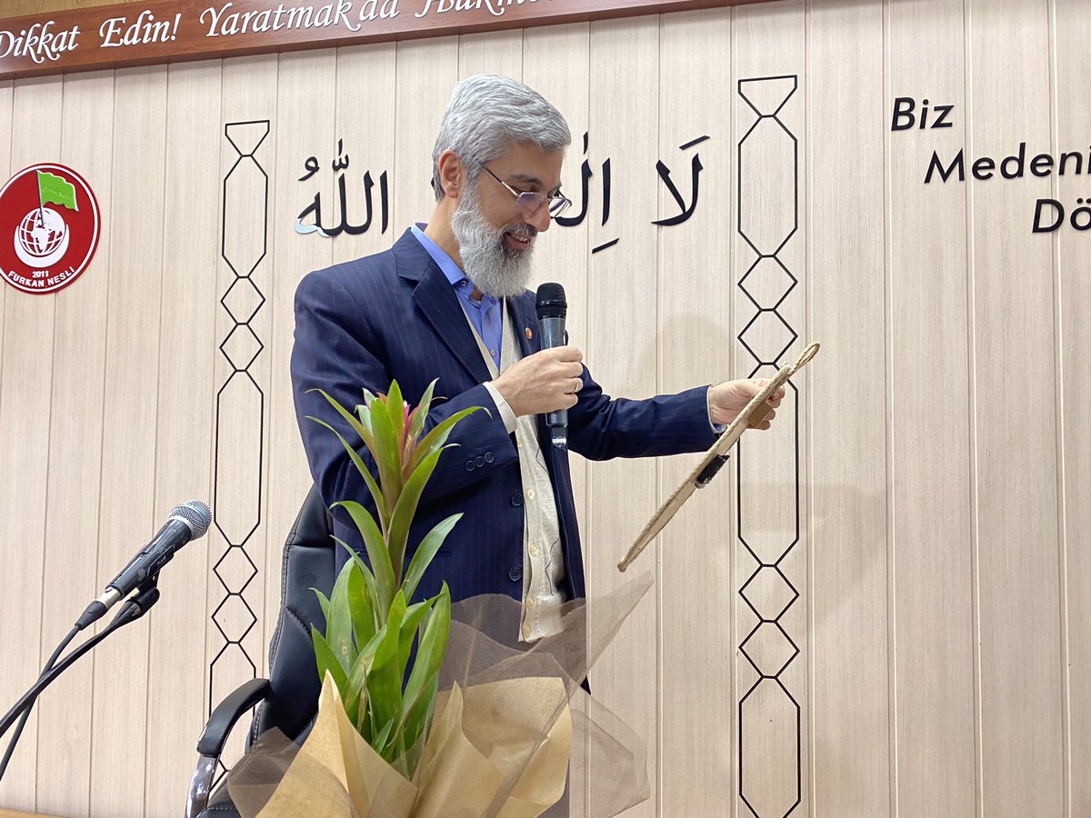 alparslankuytul's tweet photo. Alparslan Kuytul Hocaefendi ile hasbihal programında buluşan üniversiteli gençler Hocaefendi’ye "Hak uğrunda bir ömür" adlı manidar bir saat hediye etti. https://t.co/1kHbgugOBG
