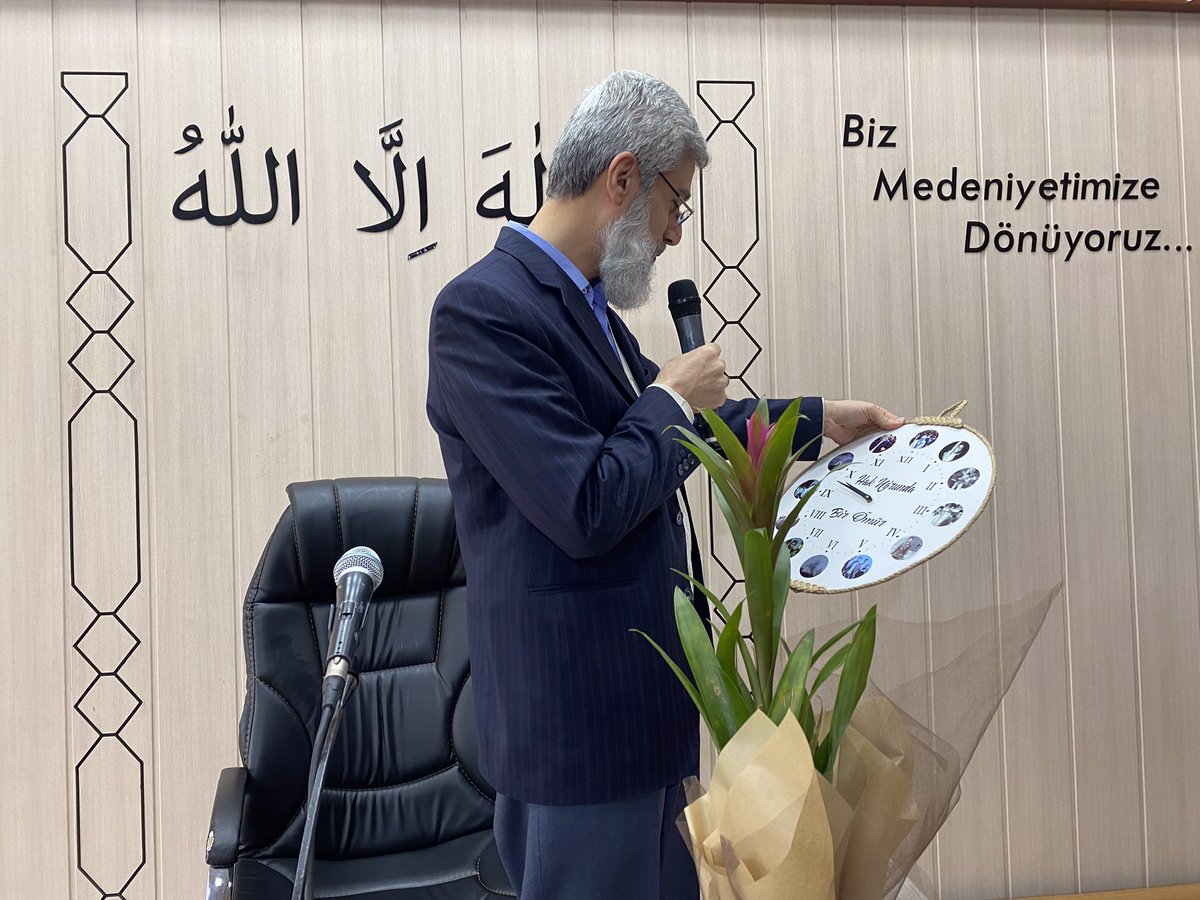 alparslankuytul's tweet photo. Alparslan Kuytul Hocaefendi ile hasbihal programında buluşan üniversiteli gençler Hocaefendi’ye "Hak uğrunda bir ömür" adlı manidar bir saat hediye etti. https://t.co/1kHbgugOBG
