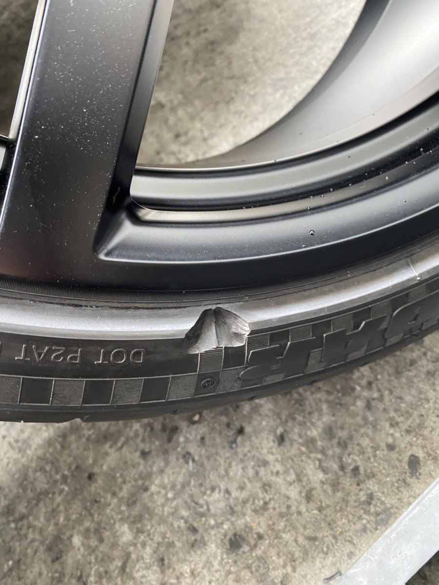__m_a_r_u_8's tweet photo. 代理出品中拡散希望です

[BMW 7シリーズ]
純正OP 20インチホイール(タイヤ付き)

・20万(値下げは相談可)
・詳細は一枚目の画像にあります

色は純正ではないですが、めちゃくちゃお買い得ではないかと思います！

拡散して頂ければありがたいです🙏
質問等DMにてお願いします https://t.co/YGQn0hP54S