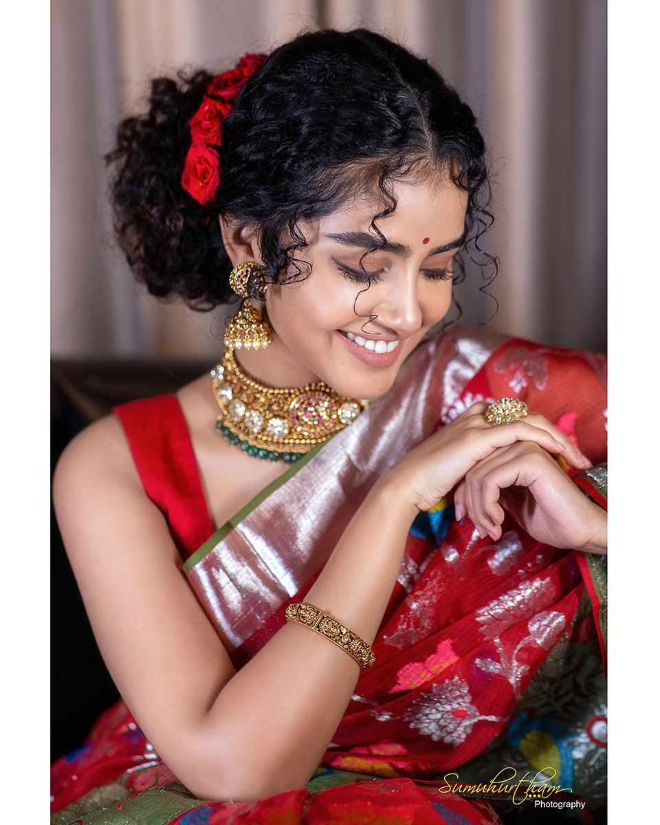 Bright. Beautiful. Impactful Traditional hues!
Radiating all the glam vibes ❤️ ​Exquisitely intricate...
Kohled smokey eyes with breathtaking jewelry are save-worthy portraits.
.
Inframe <a href="/anupamahere/">Anupama Parameswaran</a> 
Captured by <a href="/SumuhurthamP/">sumuhurtham_photography</a> 
.
#anupamaparameshwaran96  #anupamaparameshwaran