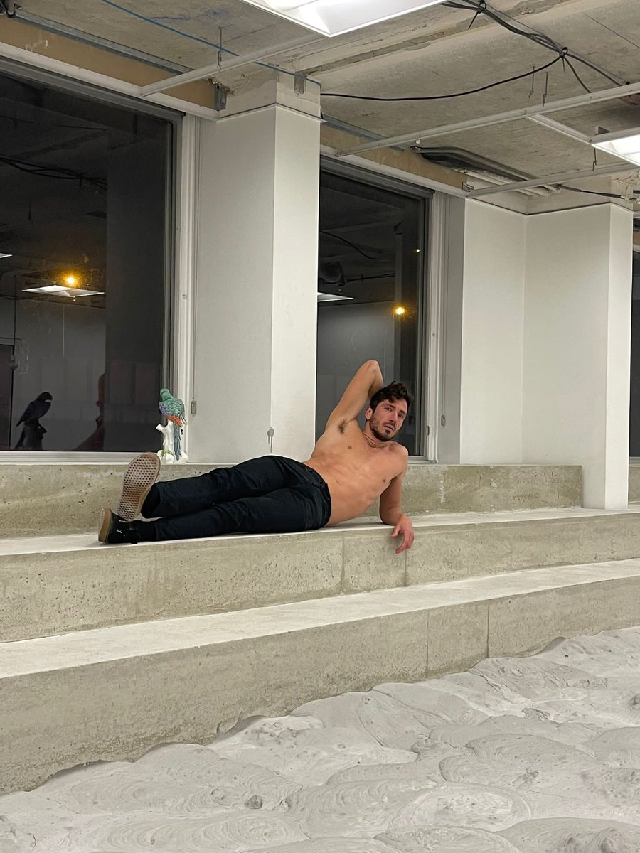 Meitn7's tweet photo. Haciendo un poco de exhibicionismo en #poushmanifesto con obra de fondo de #MarlondeAzambuja #Paris #batignole #brutalismo #art #artwork https://t.co/e2EXiR0AsG