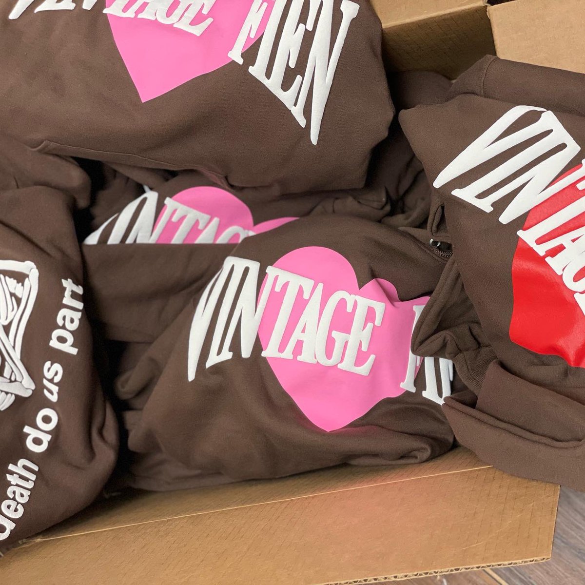 VintageFien's tweet photo. Puffy Print Valentines Hoodies ❤️💕👩‍❤️‍👨💔 https://t.co/N8DRo64gL1
