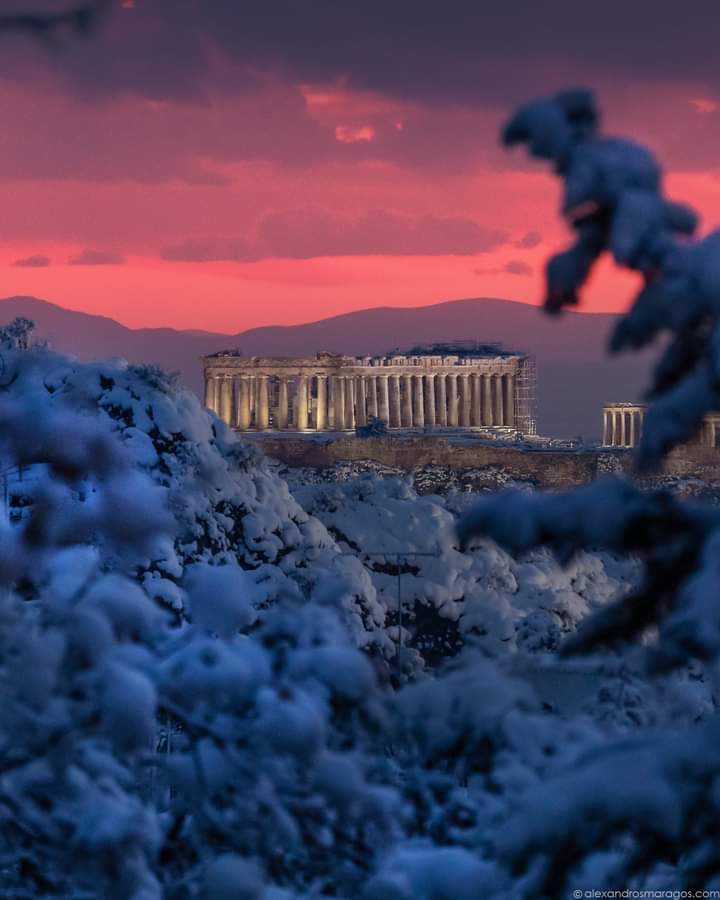 Η κακοκαιρία «Ελπίδα», προσέφερε πανέμορφες εικόνες. Την τιμητική της είχε η χιονισμένη Ακρόπολη να προσφέρει ένα εκπληκτικό θέαμα, που μάλιστα φιλοξένησαν πολλά δίκτυα ανά τον κόσμο.

Φωτογραφία, η οποία κάνει τον γύρο του διαδικτύου, από τον φωτογράφο Αλέξανδρο Μαραγκό.