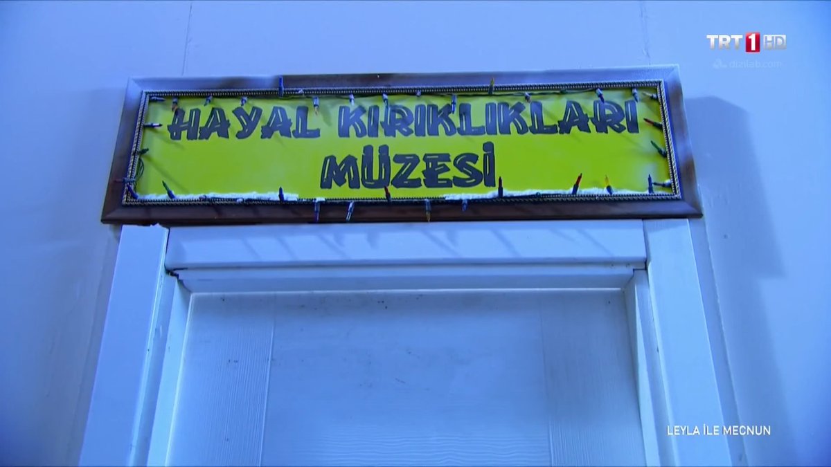 Yoruldum.

"

Mecnun: Hayal mı kırıkları müzesi? O neymiş ya?
Dede: Herkesin kurduğu kimi küçük kimi büyük hayaller vardır. Bu hayaller bazen gerçekleşir bazen gerçekleşmez. Ama insan eninde sonunda insan mutlaka hayal kırıklığına uğrar.

bit.ly/3qXacwN