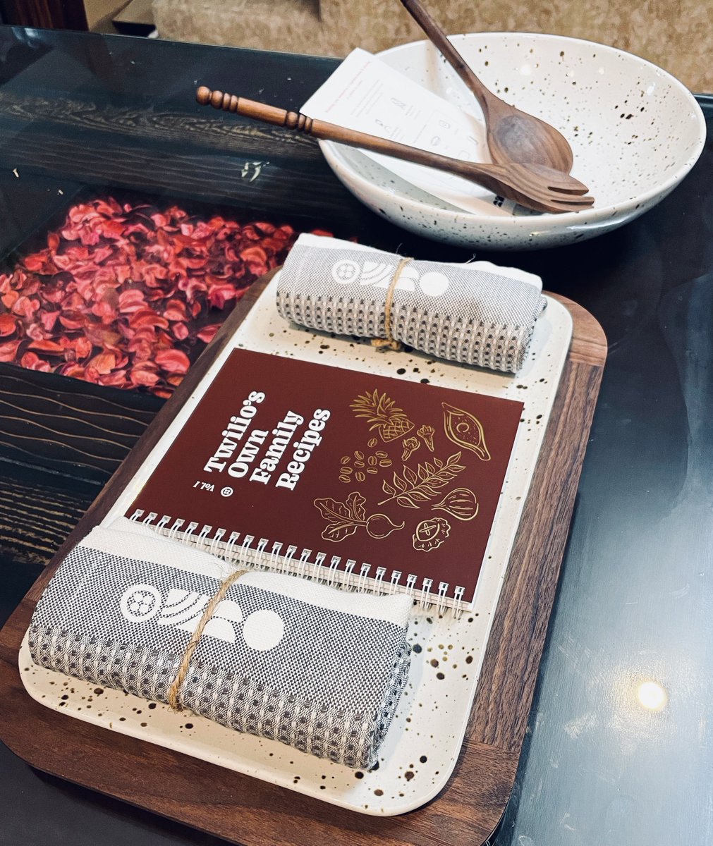 sliceofsanta's tweet photo. Team @twilio sending yet another beautiful &amp; thoughtful gift to warm my heart this winter. Thank you @jeffiel @Karan_Talwar27 ✨❤️ https://t.co/DmHXHxXM4c