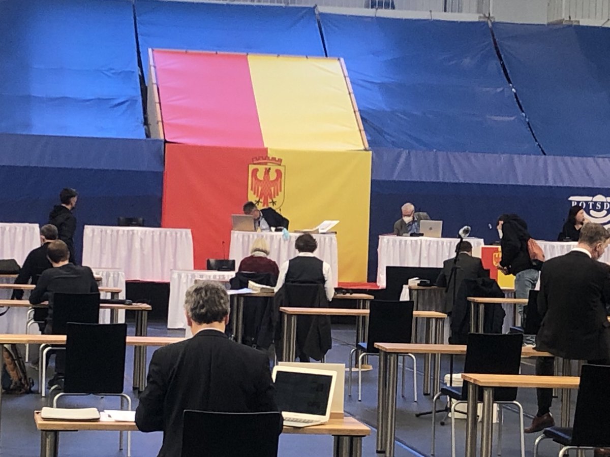 VolkerOelschlg1's tweet photo. #Omikron bestimmt den Takt: Erstmals soll es zur #Stadtverordnetenversammlung in #Potsdam am Mittwoch eine #Teststelle am Einlass geben - für alle Nicht-Geboosterten.
https://t.co/kVVhcntkHN https://t.co/A2kiTIS6wt