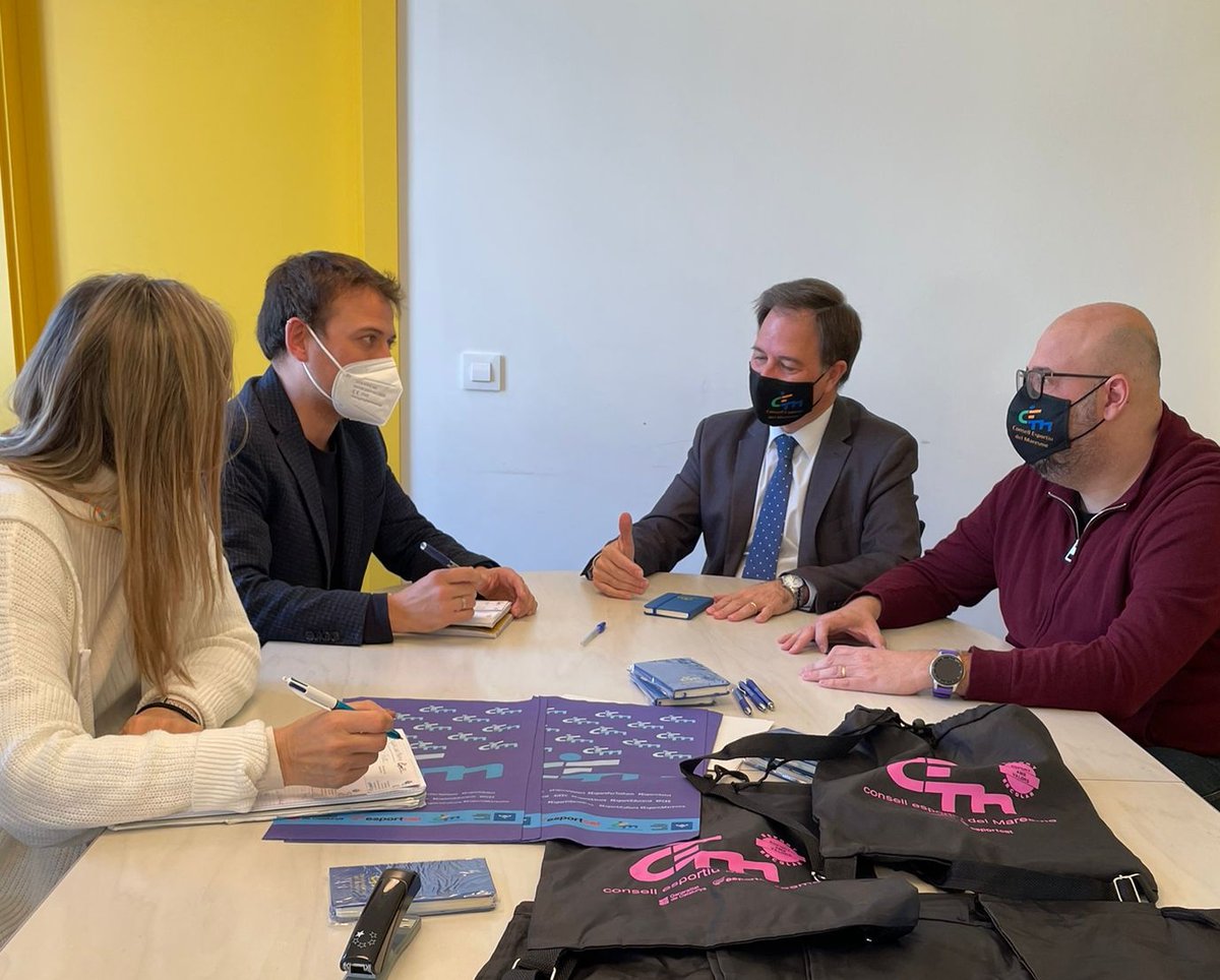 CEMaresme's tweet photo. Aquest matí ens hem reunit amb la direcció dels @SSTTMVO d'ensenyament.

L'esport i l'activitat física com a eines d'integració i cohesió social, la formació del professorat d'educaciò física i el #PCEE alguns dels temes per treballar plegats. https://t.co/m1L9t7QY0u