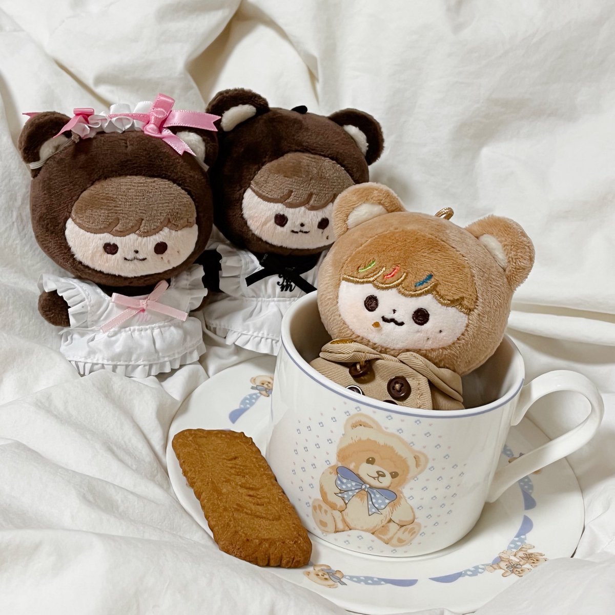 gomhyogie's tweet photo. 𝒸𝒶𝒻𝑒 𝒹𝑒 𝑔𝑜𝓂𝒽𝓎𝑜𝑔𝒾𝑒 ☕️🍪 https://t.co/8NvQia4Trt