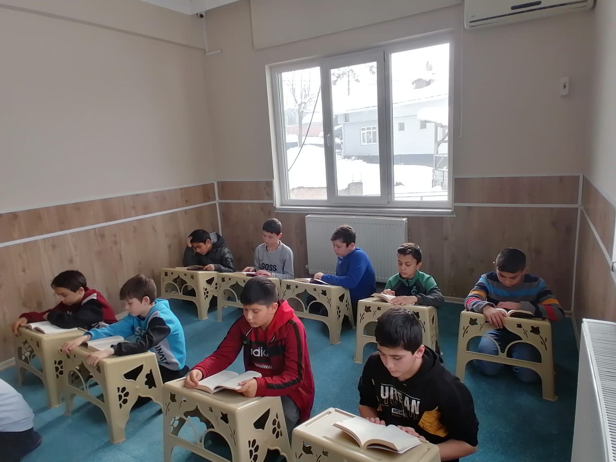 #Hayatboyuokuyoruz
Hafızlık Hazırlık Eğitimi Kursu öğrencilerimizin kitap okuma etkinliği.