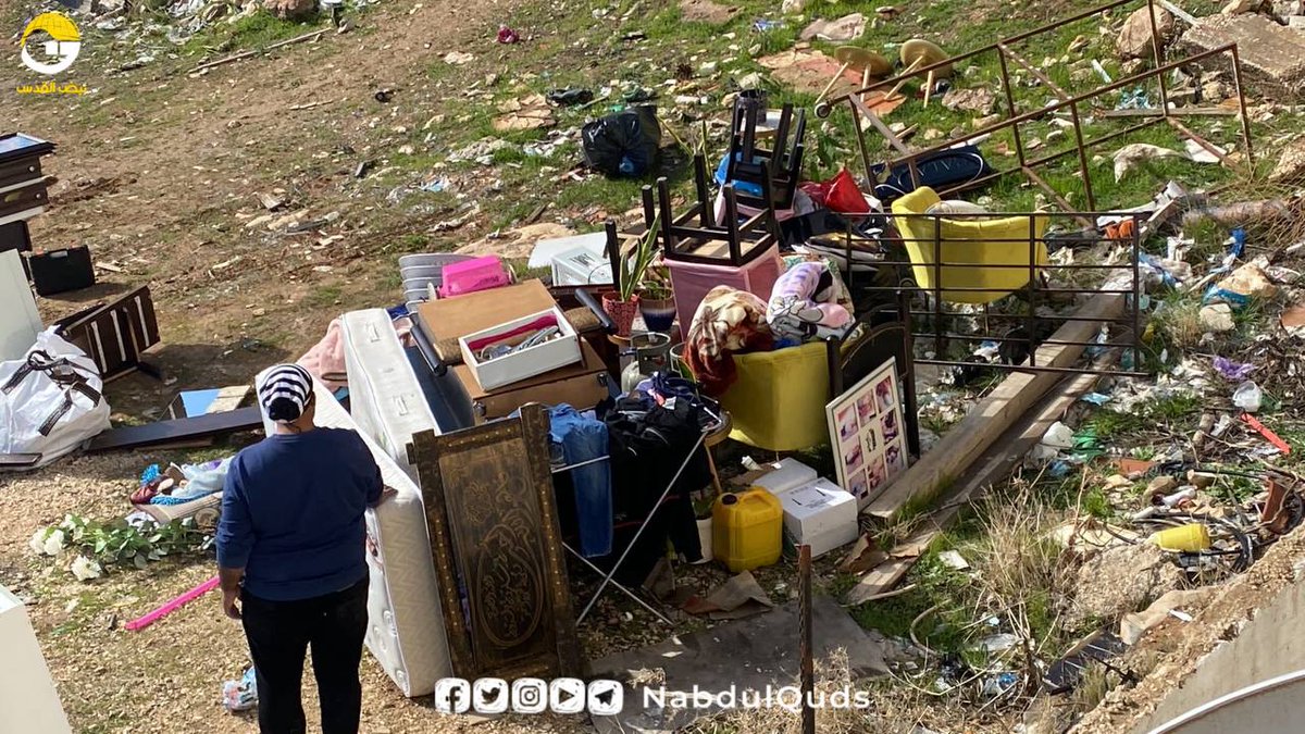 İşgalci İsrail güçleri, Kudüs'ün doğusundaki Al-Tur kasabasında iki evi yıkmak üzere boşalttı