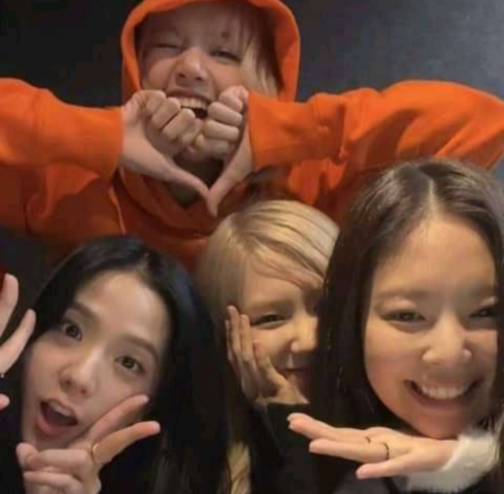 KPerarer's tweet photo. now I'm crying 😭 my home💗

#BLACKPINK 
#BLACKPINKCOMEBACKNOW https://t.co/3g13Pd4CP9