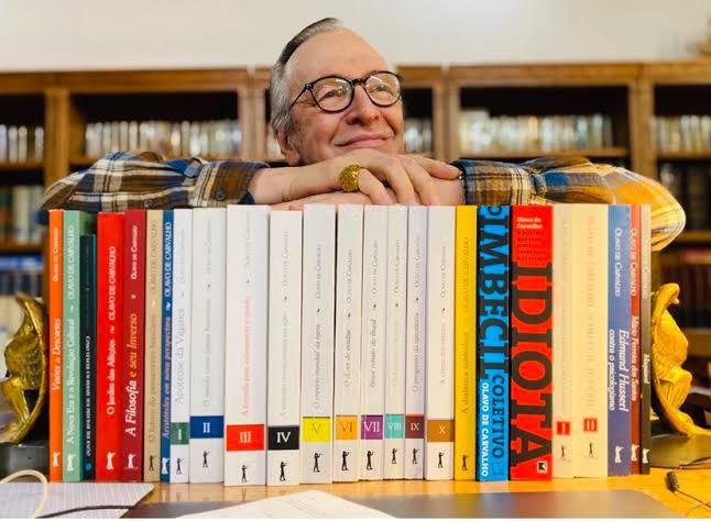 Olavo de Carvalho é um sopro de oportunidade de conhecimento nesse mundo embrutecido e néscio.  

Descanse em paz, professor! Em oração pela família. 🙏🏻