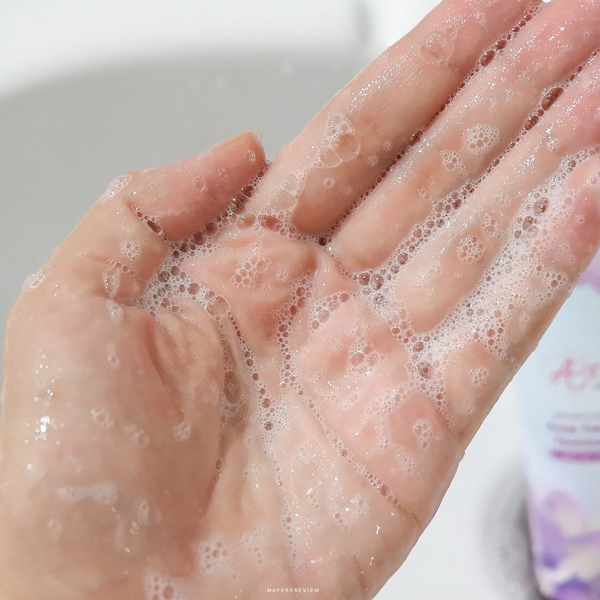 memayerr's tweet image. เบื่อแล้วกลิ่นอับลองมาจับขวดนี้ไปใช้นะ เอโรเซ่ขวดสีฟ้า น้องเป็นสูตรเย็น เมย์ชอบใช้หลังออกกำลังกายทุกวัน เวลาที่เหงื่อออกเยอะๆจะรู้สึกอับๆ มาใช้ตัวนี้ตอนอาบน้ำคือฟินน เย็นสดชื่นดีเลยอ่า กำจัดกลิ่นอับแบบหมดจดมาก ใครอยากฟินอยากเย็นคือต้องลองอะ #ใช้ดีบอกต่อ #ใช้จริงรีวิวจริง