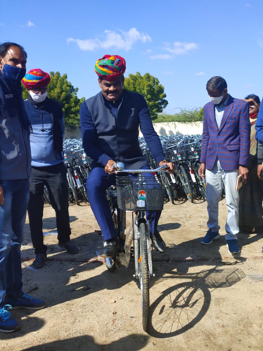 sureshtakksg's tweet photo. किशनगढ़ विधानसभा क्षेत्र के ब्लॉक किशनगढ़ के अधीनस्थ समस्त राजकीय विद्यालयों में सत्र 2020-21 एवं 2021-22 अंतर्गत कक्षा 9 में अध्ययनरत 3385 बालिकाओं को राज्य सरकार की नि:शुल्क साइकिल योजना के अंतर्गत साइकिल वितरण हेतु कार्यक्रम का शुभारंभ कर साइकिल वितरण कार्य प्रारंभ करवाया। https://t.co/YejJHcffRc