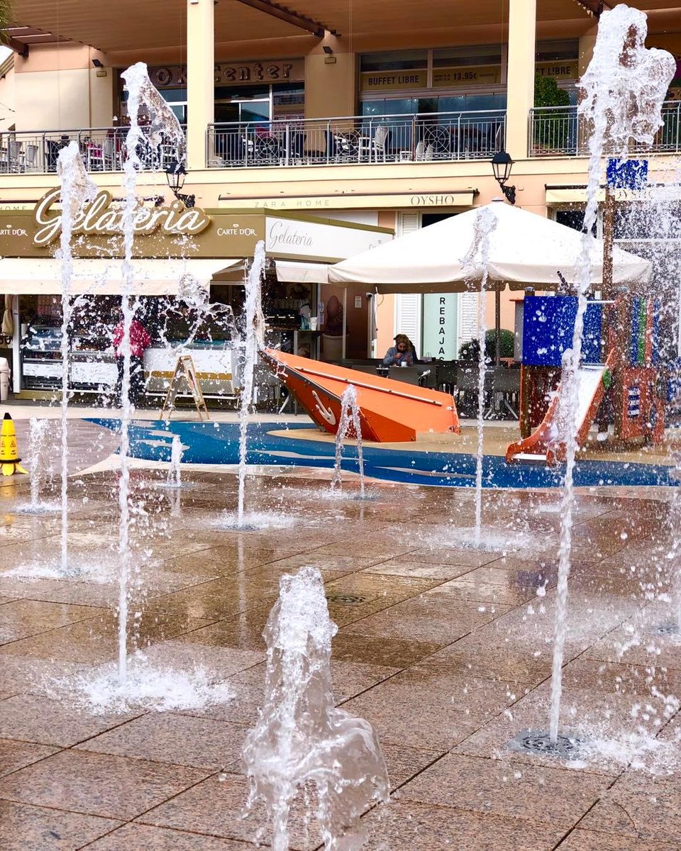 💦¡Nuestra fuente es el rincón favorito de Zenia!💦
—
🇬🇧𝙊𝙪𝙧 𝙛𝙤𝙪𝙣𝙩𝙖𝙞𝙣 𝙞𝙨 𝙕𝙚𝙣𝙞𝙖'𝙨 𝙛𝙖𝙫𝙤𝙧𝙞𝙩𝙚 𝙨𝙥𝙤𝙩!
#zeniaboulevard #orihuelacosta #zenia #orihuela #alicante #torrevieja #centrocomercial #shopping #murcia #martes #tuesday #fuente