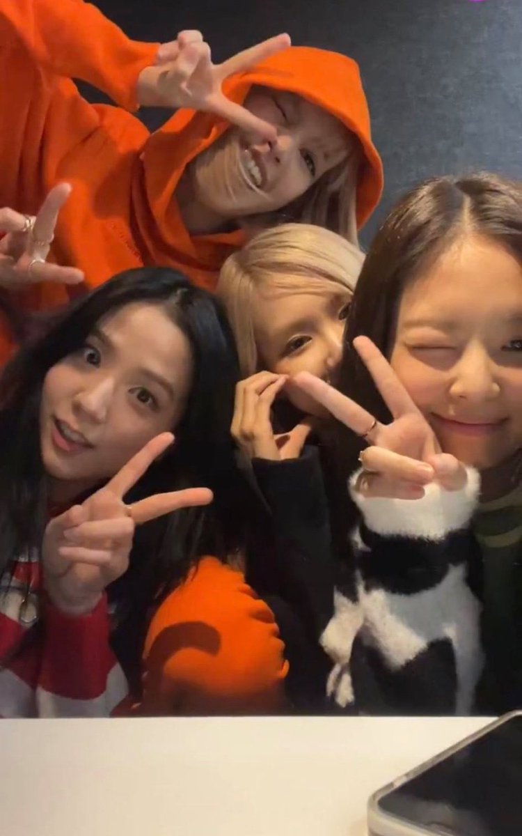 BLACKPINKCNTRAL's tweet photo. 😭😭😭 @BLACKPINK https://t.co/FYpYFfQZVo