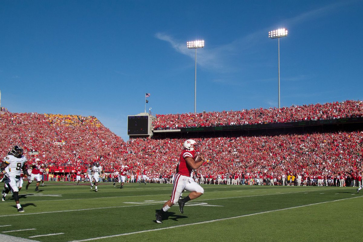 HuskersPictures's tweet photo. Roy Helu during record breaking 307 rushing yard game vs Missouri (2010) #Huskerd https://t.co/VzxIb2aAsM