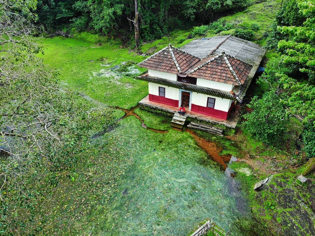 dharmasamskara's tweet photo. Sri Keshavanatheshwara Temple Moodgal  🕉️🛕

This temple is located in a remote village in #Kundapura Taluk, with a community of just around 10 families running completely on solar power.

#Nammakarnataka https://t.co/nNGgh4hCvL