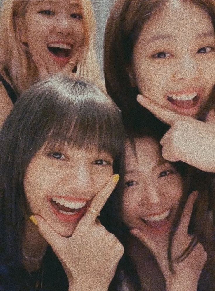 sunnysunlisa's tweet photo. It's indeed a dejávu... same situation where at first it's a lisoo vlive, and there's rosé who joins them. Later, jennie joins too. We eventually have ot4 vlive @BLACKPINK. https://t.co/zCXOtNvvHt