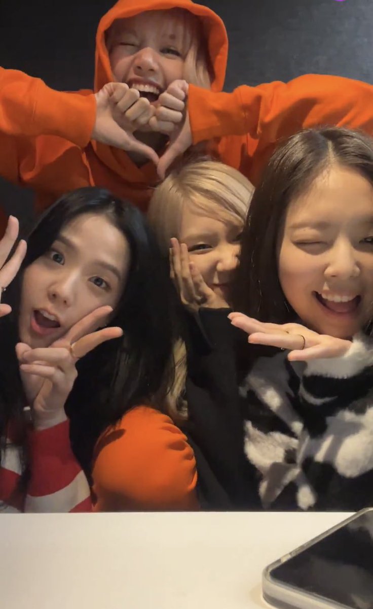 sunnysunlisa's tweet photo. It's indeed a dejávu... same situation where at first it's a lisoo vlive, and there's rosé who joins them. Later, jennie joins too. We eventually have ot4 vlive @BLACKPINK. https://t.co/zCXOtNvvHt